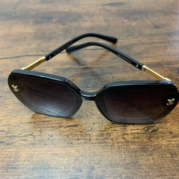 Louis Vuitton beautiful Sunglasses - Picture 2 of 2